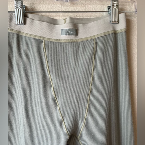 SKIMS ribbed leggings - Picture 4 of 5